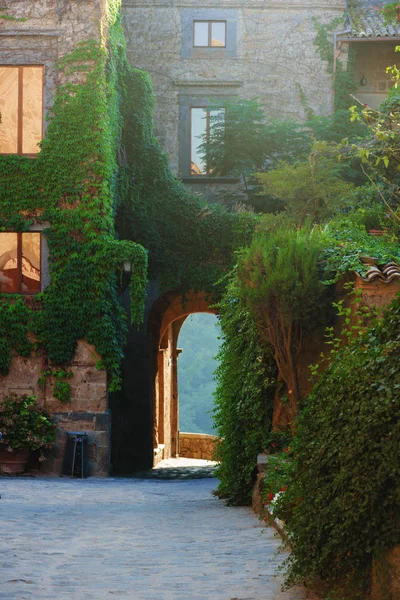 ถนนโบราณของเมืองที่กําลังจะตายในอิตาลี Civita di Bagnoregio — ภาพถ่ายสต็อก