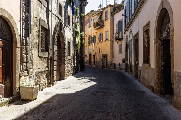 Långa gränderna i den gamla övergivna staden i Italien, Viterbo. — Stockfoto