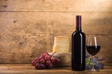 Kırmızı şarap, peynir ve meyveli klasik ışık..