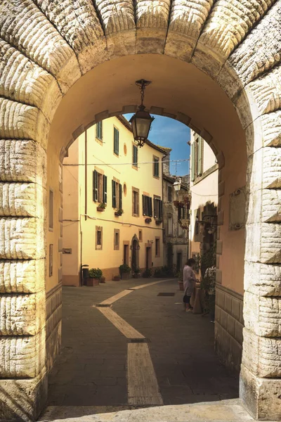 Jalan-jalan di kota Tuscan tua. Bunga-bunga berwarna mekar — Stok Foto