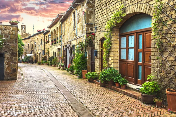 Bloem gevuld straten van de oude Italiaanse stad in Toscane. — Stockfoto