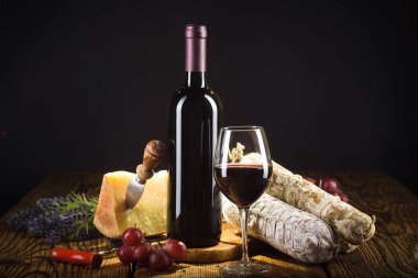 Kırmızı şarap, peynir ve meyveli klasik ışık..