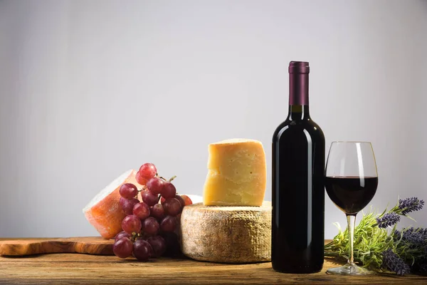 红葡萄酒，带有奶酪和水果的复古之光. — 图库照片