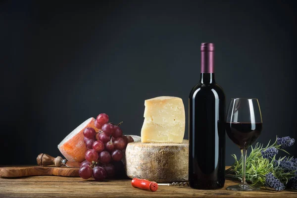 Rotwein im Vintage Light mit Käse und Früchten. — Stockfoto