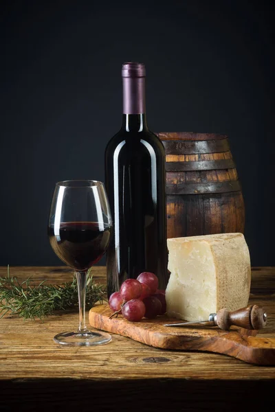 Vino rosso in luce vintage con formaggi e frutta . — Foto Stock