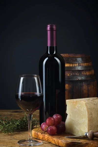 チーズと果物とヴィンテージライトで赤ワイン. — ストック写真