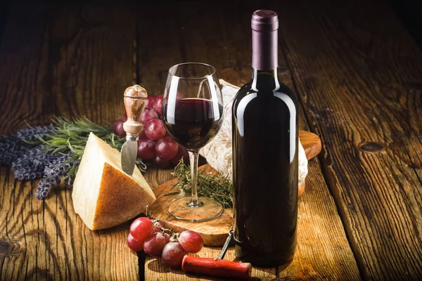 Vin rouge à la lumière vintage avec fromage et fruits . — Photo