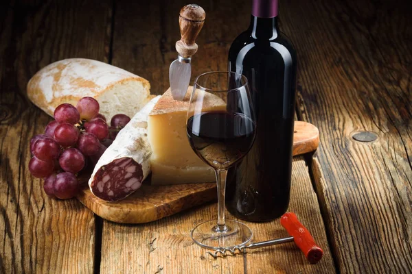 Rotwein im Vintage Light mit Käse und Früchten. — Stockfoto