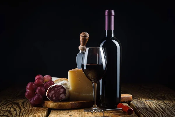 Rotwein im Vintage Light mit Käse und Früchten. — Stockfoto