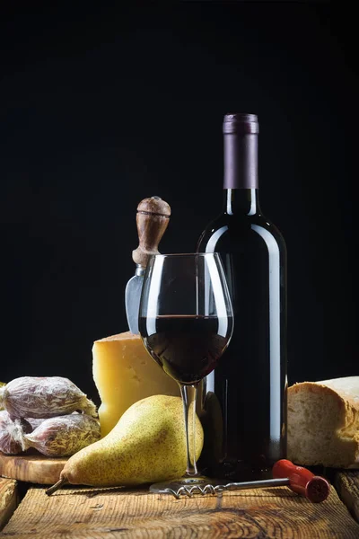 红葡萄酒，带有奶酪和水果的复古之光. — 图库照片