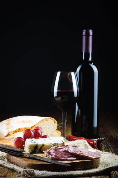 Rotwein im Vintage Light mit Käse und Früchten. — Stockfoto