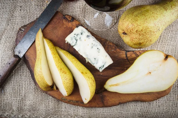 Rotwein im Vintage Light mit Käse und Früchten. — Stockfoto