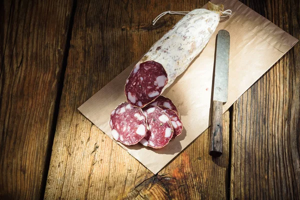 Kırmızı şarap, peynir ve meyveli klasik ışık..