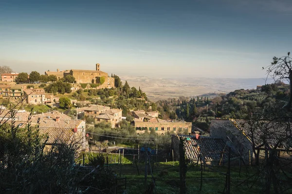 Terkenal dari anggur terbaik di kota dunia di Tuscany, Montalcin — Stok Foto