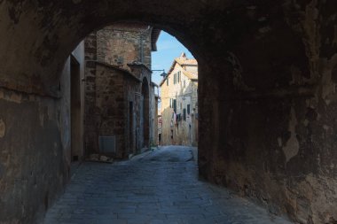 Gizli sokakları ve kemerler Montalcino, Toskana bölgesindeki köşelerinde.