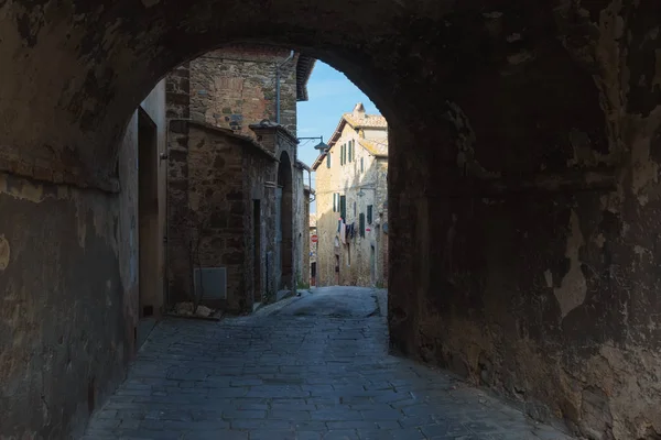 Jalan-jalan tersembunyi dan sudut-sudut lengkungan di Montalcino, Toscana . — Stok Foto