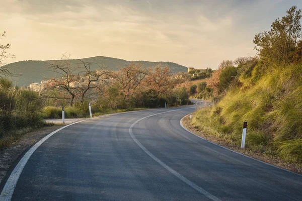 Strade tortuose tra i campi e la città — Foto Stock