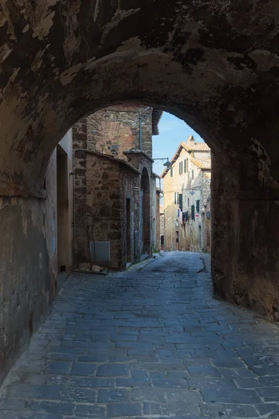 Jalan-jalan tersembunyi dan sudut-sudut lengkungan di Montalcino, Toscana . — Stok Foto