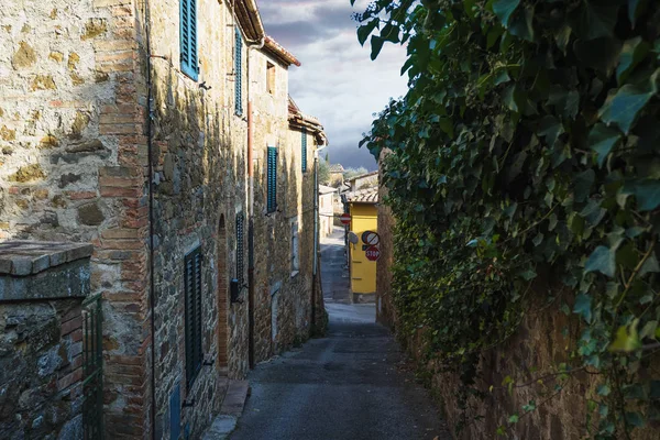 Dolda gator och hörn av valven i Montalcino, Toscana. — Stockfoto