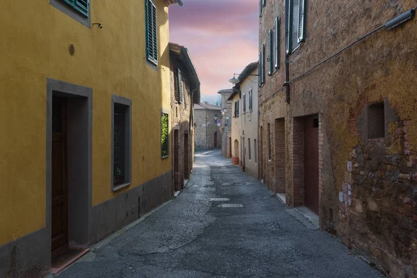 Ukryty uliczki i zakamarki łuki w Montalcino, Toskania. — Zdjęcie stockowe