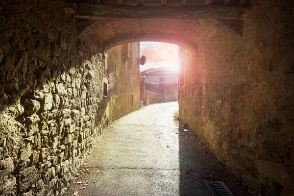 Ulice skryté a rohy oblouky v Montalcino, Toskánsko. — Stock fotografie