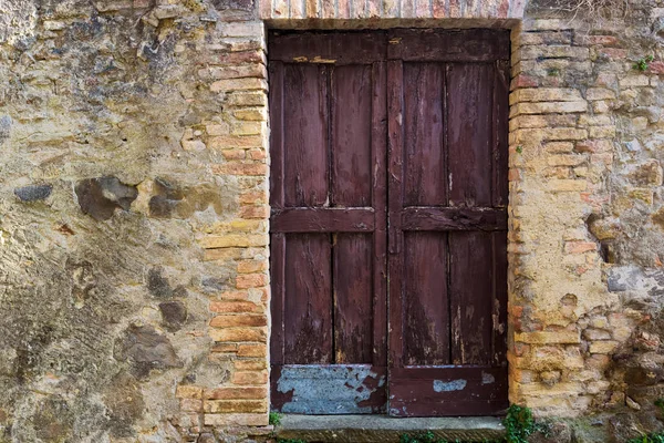 En gammal övergiven dörr i Montalcino, Toscana. — Stockfoto