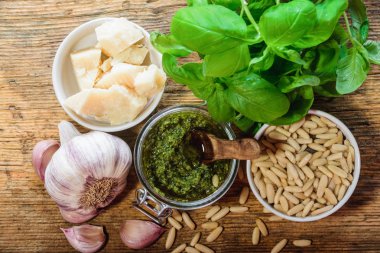 İtalyan pesto sos makarna trofie ile.