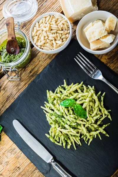 Pasta trofie dengan saus vegetarian, pesto dengan kacang pinus dan bas — Stok Foto