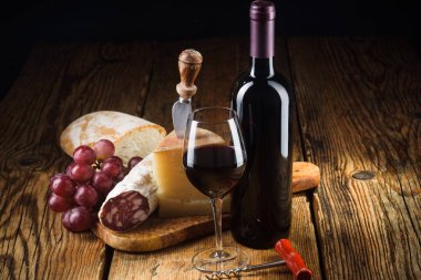 Kırmızı şarap, peynir ve meyveli klasik ışık..