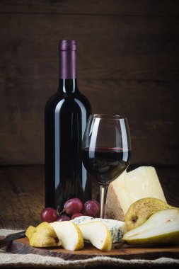 Kırmızı şarap, peynir ve meyveli klasik ışık..