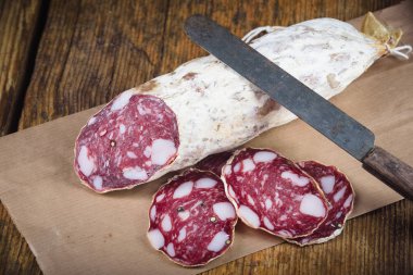 Kırmızı şarap, peynir ve meyveli klasik ışık..