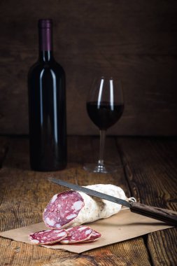 Kırmızı şarap, peynir ve meyveli klasik ışık..