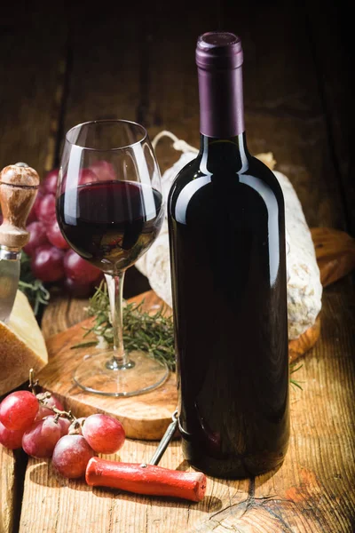 Vin rouge à la lumière vintage avec fromage et fruits . — Photo
