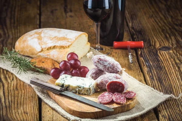 Rotwein im Vintage Light mit Käse und Früchten. — Stockfoto