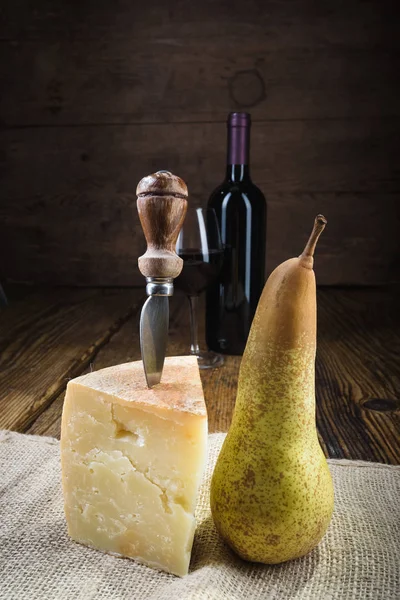 Red wine in vintage light with cheese and fruits. — Stock Photo, Image
