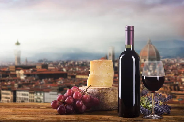 Κόκκινο κρασί σε vintage φως με τυρί και φρούτα. — Φωτογραφία Αρχείου