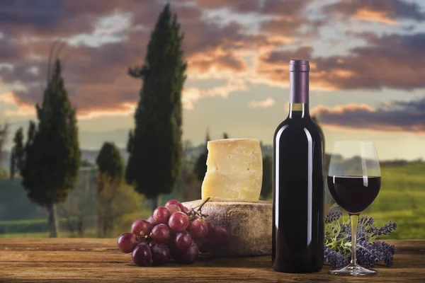 Красное вино в винтажном свете с сыром и фруктами . — стоковое фото