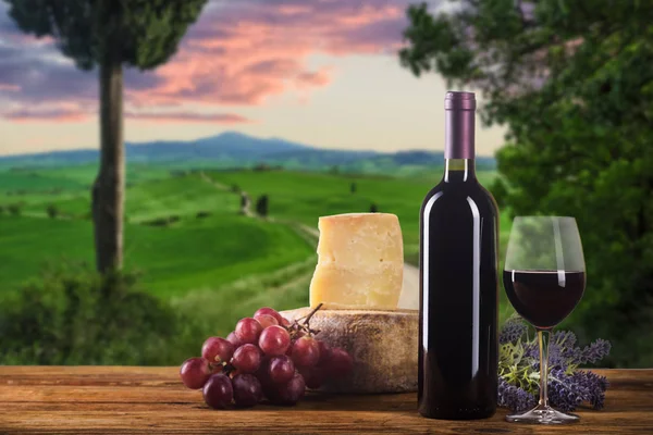 Red wine in vintage light with cheese and fruits. — Stock Photo, Image