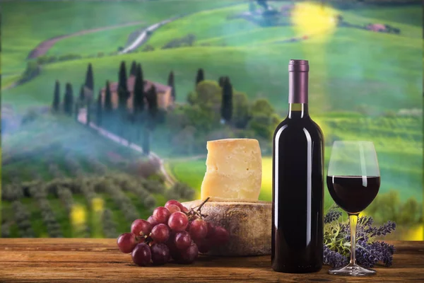 Rött vin i årgångsljus med ost och frukt. — Stockfoto