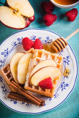 Meyve ve bal ile taze gözleme.