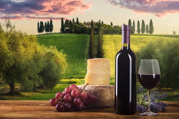 Czerwone wino w klasycznym świetle z serem i owocami. — Zdjęcie stockowe
