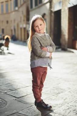 Güzel sarışın Candy Cane sokakta oynayan aktör