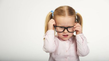 Beyaz bir arka plan üzerinde gözlüklü şirin küçük kız