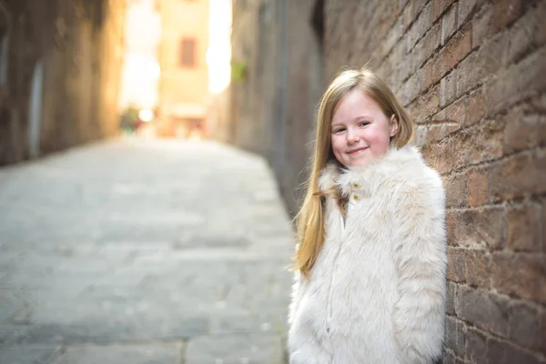 Sie Tuscan şehrin güzel küçük kız çevreleyen duvar — Stok fotoğraf