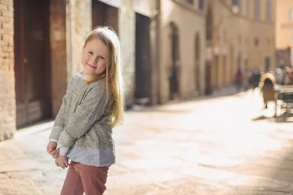 Attore che gioca per strada la bella bionda Candy Cane — Foto Stock