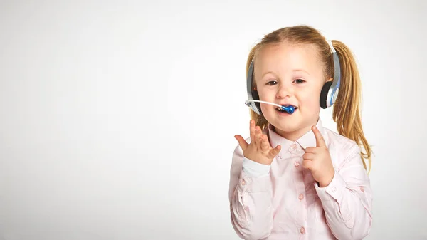 Young cheerful female customer support operator with headset and — Stock Photo, Image