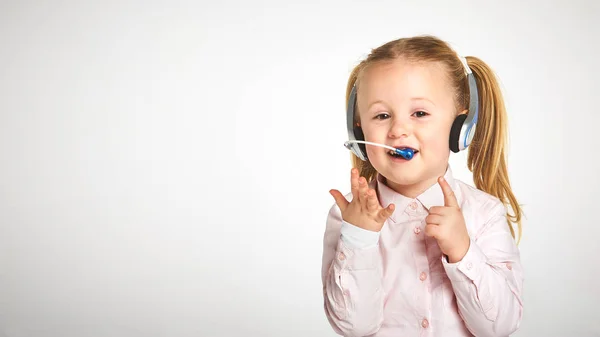 Joven operador de atención al cliente alegre con auriculares y — Foto de Stock