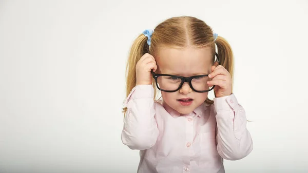 Linda niña con gafas sobre un fondo blanco — Foto de Stock