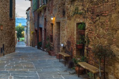 Güzel köşe ve alacakaranlıkta Şehirdeki sokaklar. Castelmuzio İtalya