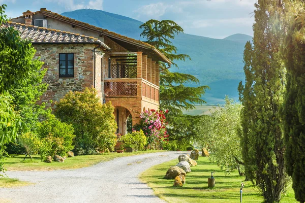 Rumah bunga berwarna-warni di pedesaan yang sangat elegan di Italia . — Stok Foto
